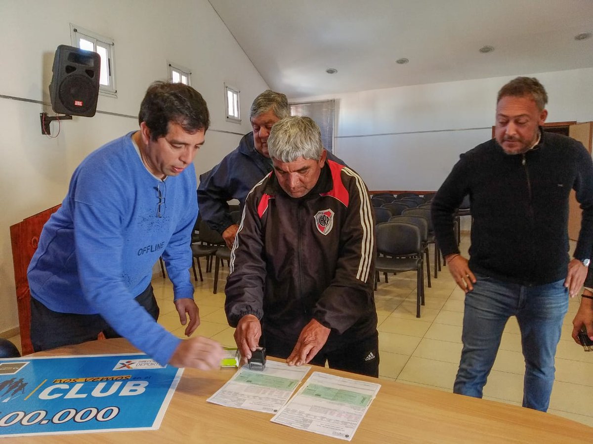 CruzDelEjeMuni's tweet photo. DEPORTES 
La Municipalidad de Cruz del Eje, a través de su Dirección de Deporte y en conjunto con la @DeportesCba , hicieron entrega de un cheque con el valor de $100.000 Pesos al Club Instituto de Trafico bajo el Programa "Nos Vemos en el Club".
#SigamosAvanzando https://t.co/pgoCmFGMrM