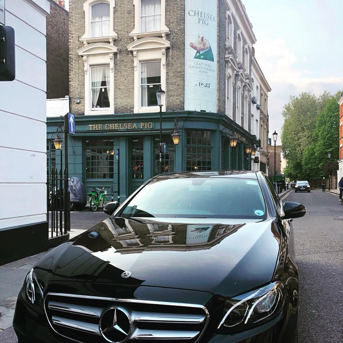 Come and find us just off the Kings road for a cheeky after work drink! #kingsroad #chelseapig #thepig