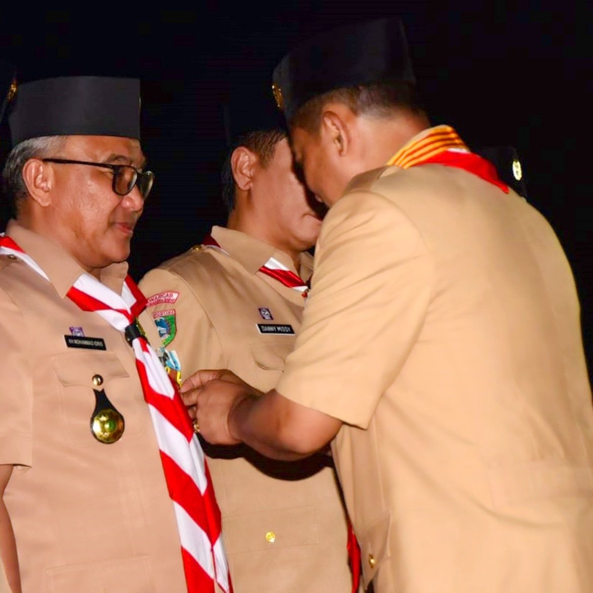IdrisAShomad's tweet photo. 1. Terima kasih kpd Kwarda &amp; Kwarnas yg tlh memberikan penghargaan ini, meski jasa bhakti saya berupa supporting kpd gerakan Pramuka di Depok belum seberapa dibanding kepala daerah yang lain dan kakak-kakak senior dalam pengabdiannya kepada gerakan Pramuka.
@PramukaJabar @kwarnas https://t.co/jRBoSuaIdb