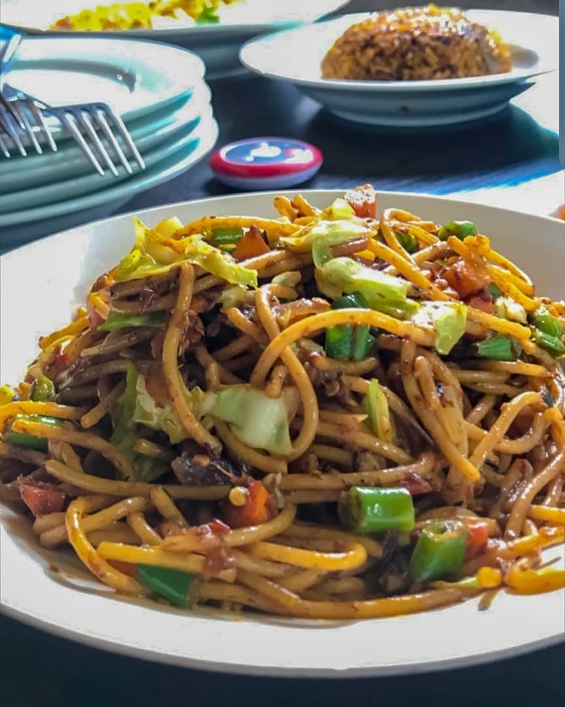 BiggieMonzie's tweet photo. The stir fry Spaghetti from @LastGate_ is the truth and it costs just N600. https://t.co/J4ooCrBEwa