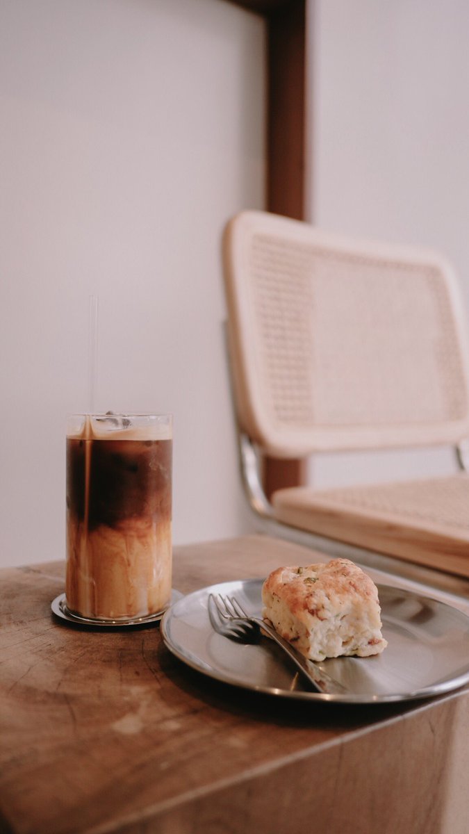 cafeinthailand's tweet photo. มาแอ่วเจียงใหม่ เลยมาตามคาเฟ่ใหม่ๆ ไปเจอร้าน 8 days a week ในไอจีเพื่อน เออไม่ผิดหวังอะ กาแฟอร่อยมาก ร้านก็ถ่ายรูปออกมาแบบเกาหลีสุด สิ่งที่ห้ามพลาดเลยคือ Scone Bacon อะ อร่อย ชอบบ
📍อยู่หน้า รร บูชิตา นิมมาน , เชียงใหม่
 🚗 ริมถนนหน้าร้าน
#cafehoppingTH 
#รีวิวเชียงใหม่ 
@aroii https://t.co/VBrZbD7XRr