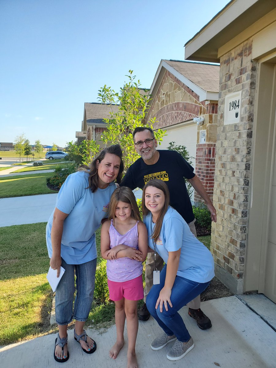 Donabesherse's tweet photo. We had so much fun visiting with some of our Dietz families this morning! We can't wait for this new school year!  # red team @CISDDietz https://t.co/K0dXU5PJRy