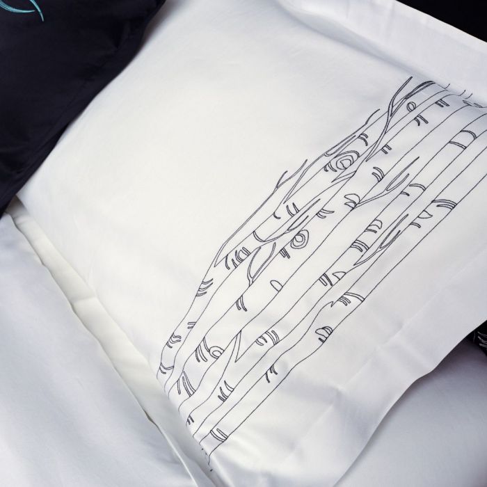 We're proud to announce our new manufacturer with their luxury bed linen! Just look at this soft cotton bedding set "Forest Song" ❤️❤️
100% cotton satin weaving with incredible tender embroidery! 
To order this amazing bed clothes DM us or click the link three-snails.com/soft-cotton-be…