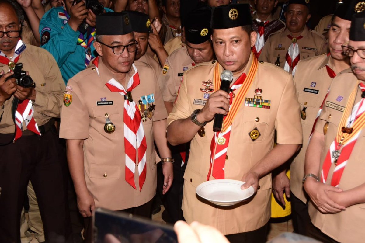 IdrisAShomad's tweet photo. 3. Penghargaan ini akan saya jadikan pemicu dan pemacu semangat serta tambahan energi untuk gerakan Pramuka, khususnya di Depok.

(Menerima Penghargaan Dharma Bhakti Pramuka dari Komjen Polisi (Purn) Budi Waseso, Ketua Kwarnas Gerakan Pramuka, Bumi perkemahan Cibubur, 13/08/2019) https://t.co/Srwxp1F1IL