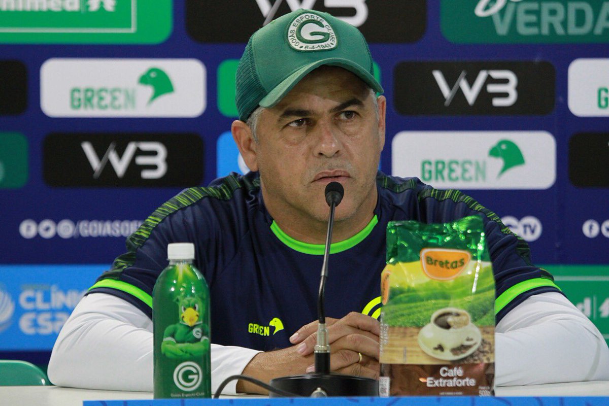 goiasoficial's tweet photo. O auxiliar técnico Lauro Martins comandou o treinamento no CT Edmo Pinheiro, Lauro será o técnico da equipe esmeraldina na estreia da Copa Verde (14) contra o Brasiliense no estádio “Boca do Jacaré” às 15h.
#CopaVerde
#TudoVerde https://t.co/yuuZMROBv6