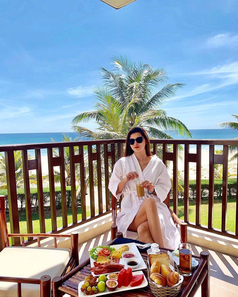 centaradanang's tweet photo. 🏞Among the blue sky, lush palm trees and mesmerizing ocean, we spot our @kellybb97 enjoying breakfast time in her stunning private balcony!

T. 02363 961 777 | E. cdv@chr.co.th
 #Beach #Danang #travel #food #balcony #breakfast #sky #palmtree #ocean https://t.co/5MYLmatQVG