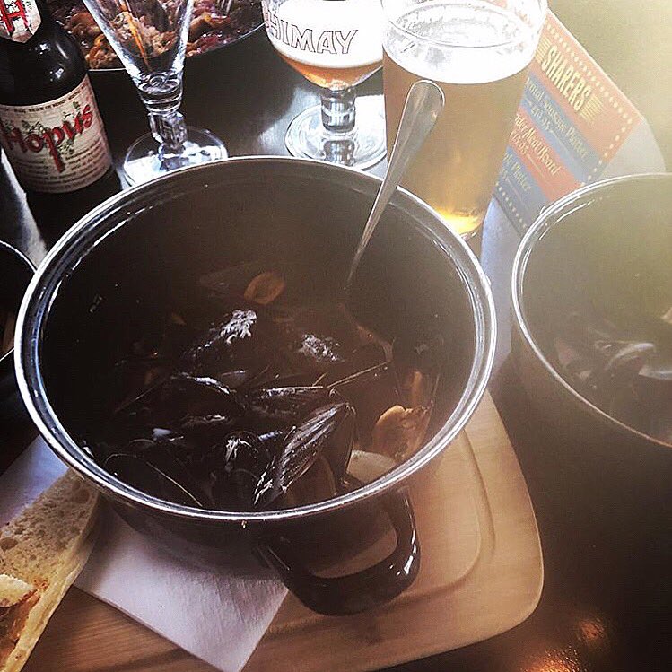 Moules Frites &amp; Belgian Beer .... name a more perfect pair 🥘 🍻 ! Go on, we will wait 😊... #perfectpair #TuesdayMotivation