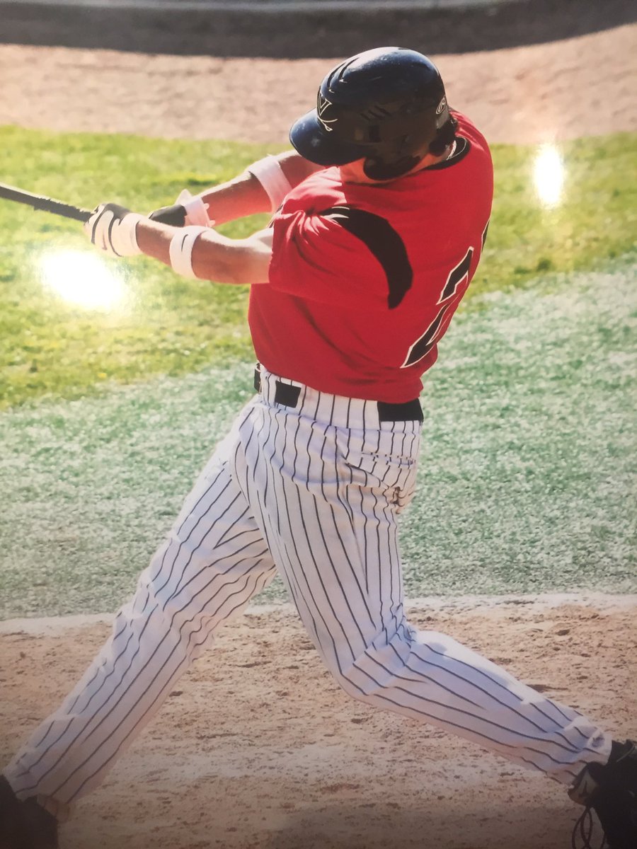 CoachBT21's tweet photo. Happy #LeftHandedDay day to all my fellow lefties. #shortporchinright https://t.co/yfiJFWlmkH
