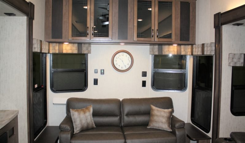 KBRVCenter's tweet photo. Only 2 lofts left ... and priced to move in time to enjoy summer and fall ...
2019 Sandpiper 399LOFT Destination Trailer

DETAILS: https://t.co/NYTMveTp2j
#bemidjirv
#sandpipertrailers https://t.co/hfcubw7uhv