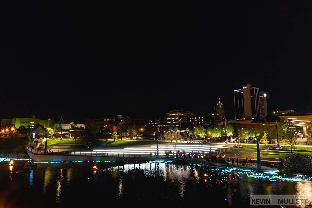 kmullett's tweet photo. A few more shots from the #PromenadeFW grand opening night. Get down there and take in @riverfrontfw's excellent work for yourself! #HelloNewPark https://t.co/OJx3OocVYM