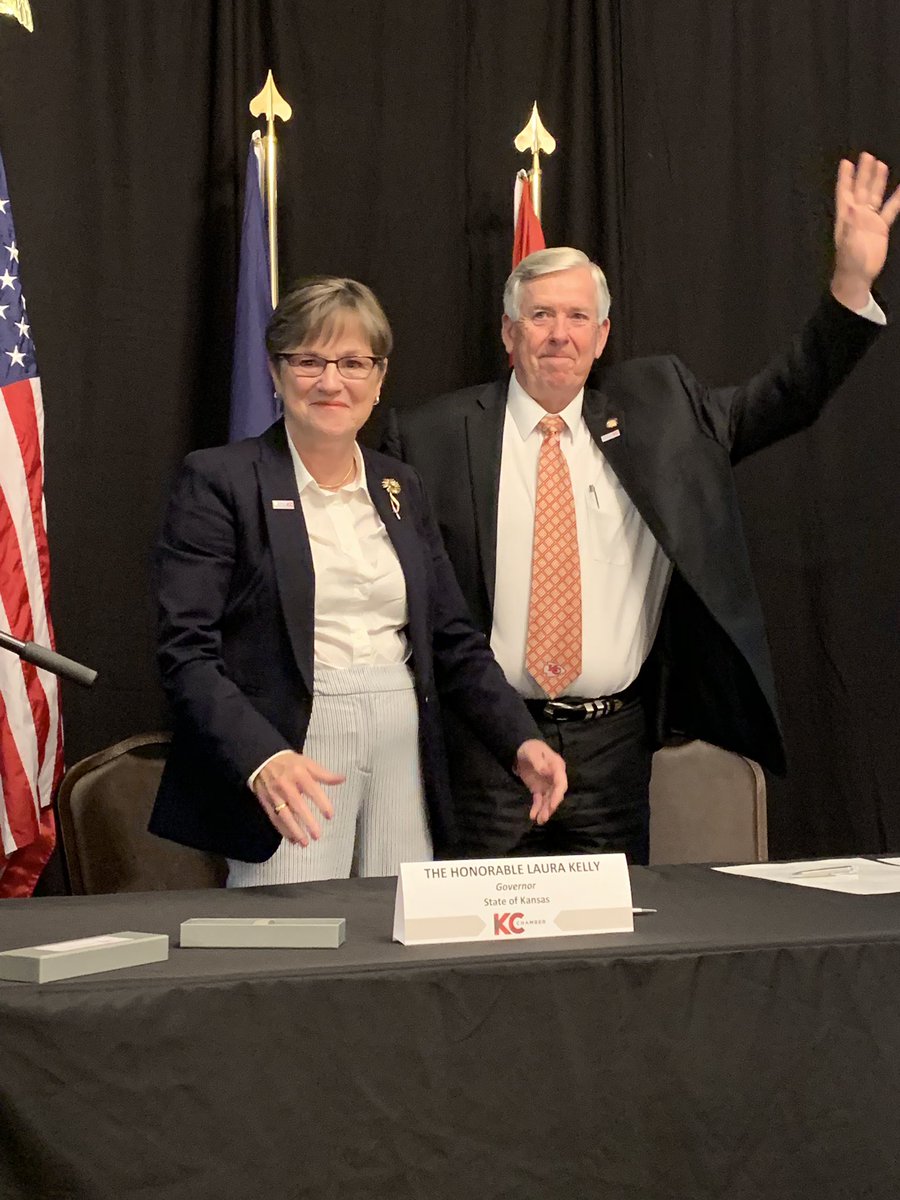 amy_liuw's tweet photo. Truce!
These historically competitive states have reached a bi-partisan deal to cooperate on economic development in the KC area. It’s a big deal... the trust built, which could lead to more. For now, it’s a needed first step.
#KCMOBorderWar #GrowingTogetherKC https://t.co/sevn9AghQ0