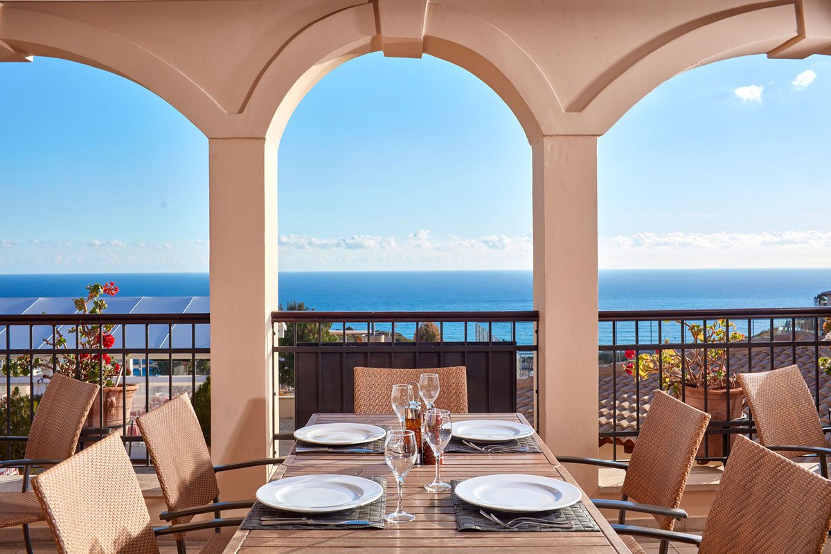 AphroditeWedd's tweet photo. This resort has quite a few #weddingvenue to choose from in #Cyprus. It's set back from the sea, on a hill and has a golf course too.
Images as featured on the @AphroditeHills1 website.
#cyprusweddingplanner #weddingplanner #destinationweddingplanner #cyprusweddingvenue https://t.co/oDU4NJYH7M