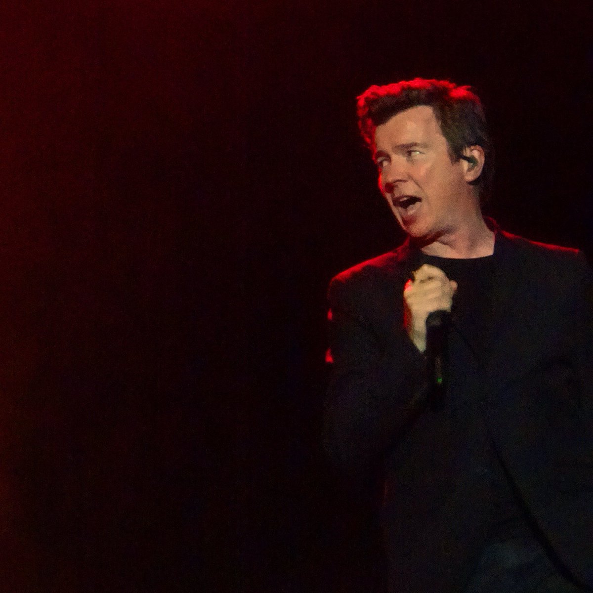 mjupdatebyharry's tweet photo. @rickastley I can't decide. There are so many pictures I've made. Which do you prefer?

#RickAstley #BeautifulLife #BeautifulLifeTour #Cologne https://t.co/MyXbW6LqJP