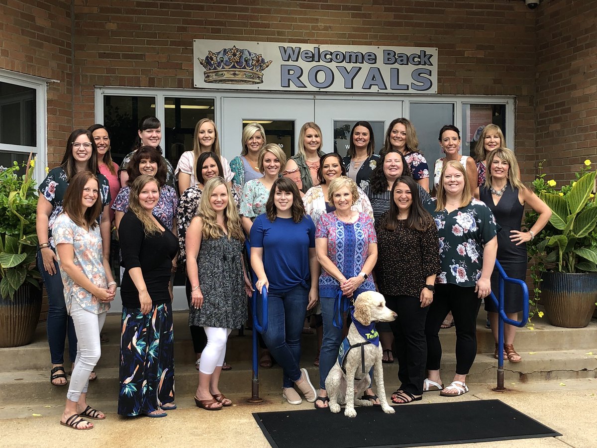 MrsCford_tweets's tweet image. Visiting the @DunlapSchools on the day before Ss come. @BESBobcats323 ready to take a field trip to welcome their Ss and @DGSRoyals taking a staff photo. #323learns #JoyfulLeaders #passionateedu #educoach