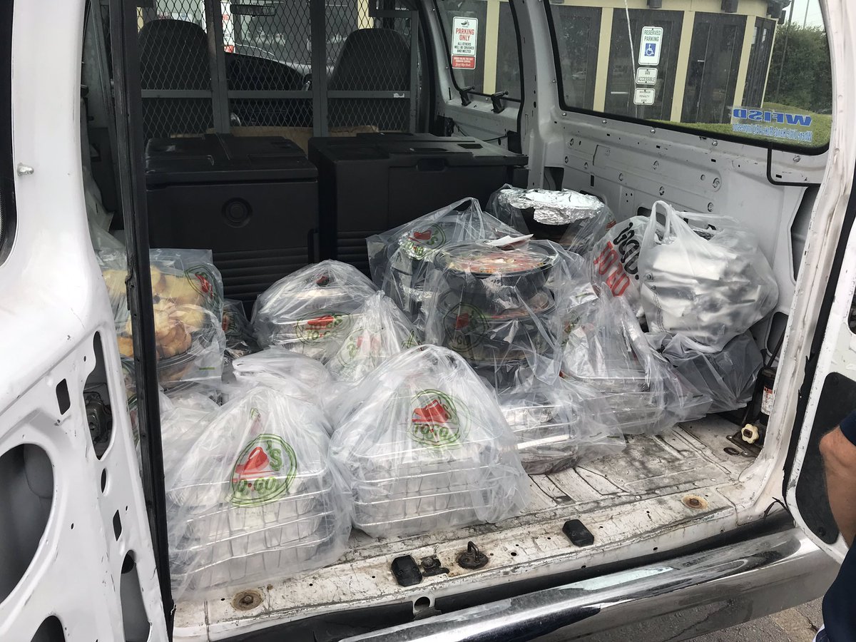 LisaSpillman14's tweet photo. So much #ChilisLove for our local school district with this huge Togo order, which we just sold flawlessly thanks to this rockstar crew!! @DavidDi78943381 @KristinaAbeyta @Anr3027 @amanda3mckinney @train3rgirl https://t.co/VzBzkGo0oz