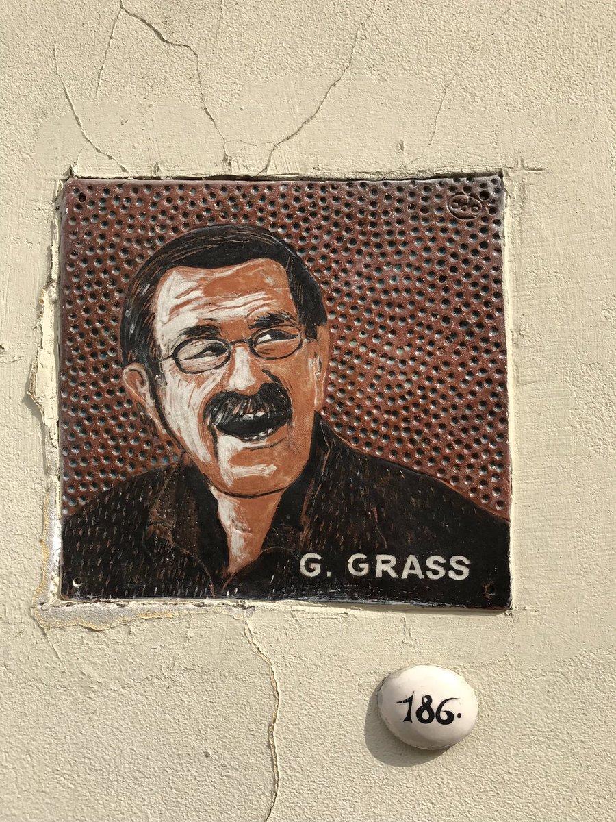 JensKuerbis's tweet photo. #luebeck in #Vilnius - Kleinod in der Literatu Gatve, der Straße der Literaten. #guentergrass ist an einer Hauswand  verewigt. #guentergrasshaus https://t.co/ZXNfNLjYFZ