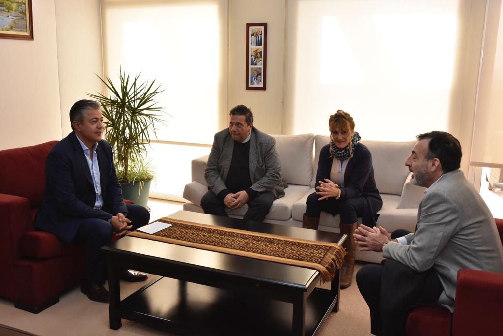 LegislaturaNqn's tweet photo. .@Rolo_Figueroa recibió a la presidenta de la #AMyF, Sandra González Taboada, al vicepresidente, Sergio Cosentino, y el juez Mauricio Zabala y brindó el apoyo de la Legislatura a la realización de las IV Jornadas Provinciales de la Magistratura y la Función Judicial en #SMAndes https://t.co/KrTg58SnDe