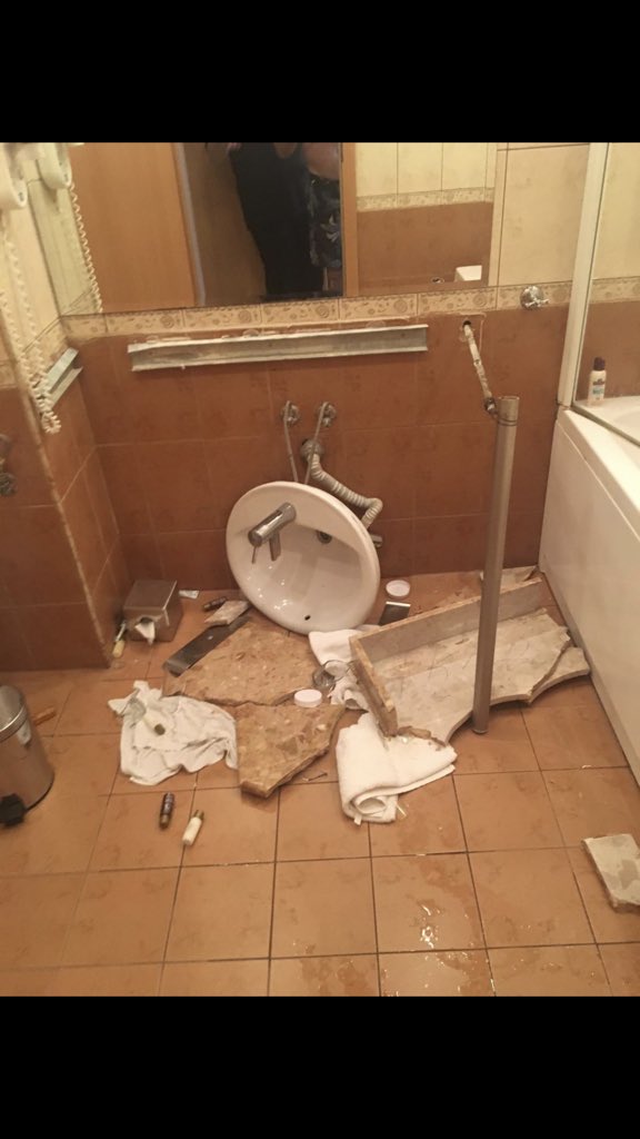 maia_hewett's tweet photo. Literally only my Nan could do this whilst on holiday https://t.co/SXo5BU60n0