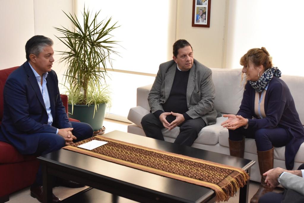 LegislaturaNqn's tweet photo. .@Rolo_Figueroa recibió a la presidenta de la #AMyF, Sandra González Taboada, al vicepresidente, Sergio Cosentino, y el juez Mauricio Zabala y brindó el apoyo de la Legislatura a la realización de las IV Jornadas Provinciales de la Magistratura y la Función Judicial en #SMAndes https://t.co/KrTg58SnDe