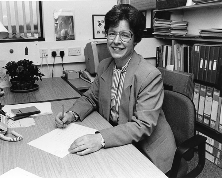 AIP_Library's tweet photo. What's in a Name? Jocelyn Bell Burnell, who recently created the eponymous Bell Burnell Graduate Scholarship Fund with her Breakthrough Prize award, sits in her office at The Open University in Milton Keynes, UK. https://t.co/jLnjPG2nak https://t.co/06b98ssKba