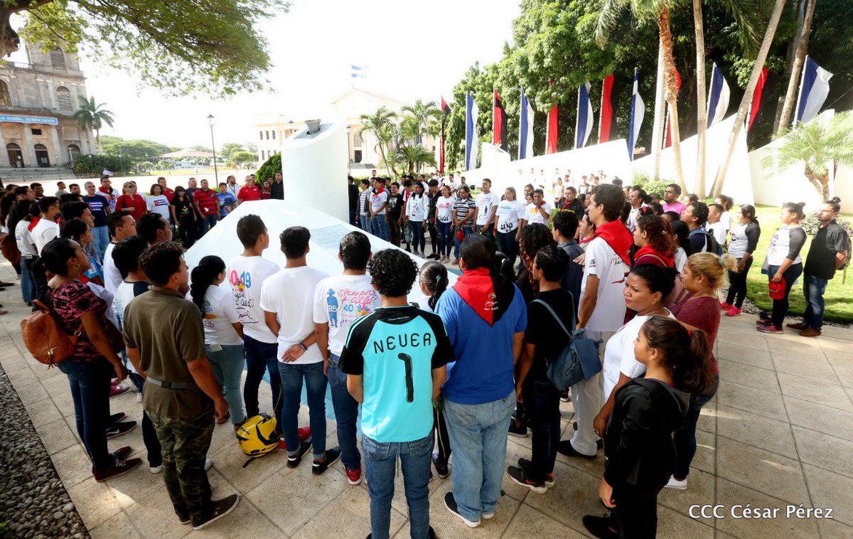 el19digital's tweet photo. #TomasValiente
A muy tempranas horas los muchachos se congregaron en el Mausoleo de los comandantes, donde descansan los restos de Tomás.
https://t.co/PiFT6RoCqK https://t.co/8NwMQa7yob