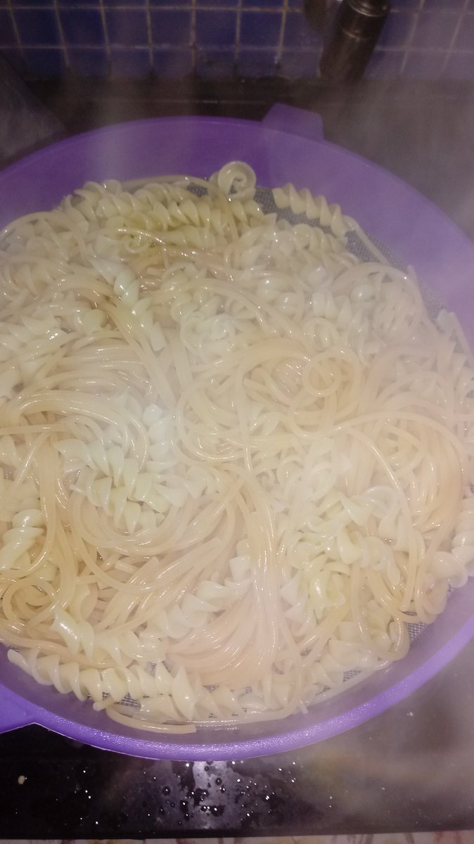 debochavel's tweet photo. minha vida confusa igual esse macarrão que fiz e misturei parafuso com espaguete https://t.co/5x7CiVcUIv