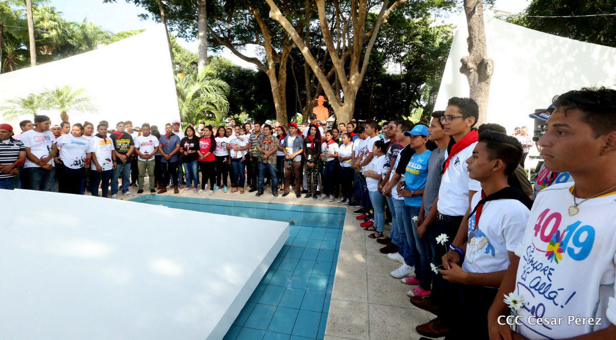 el19digital's tweet photo. #TomasValiente
Durante el día un sinnúmero de otras delegaciones visitarán ambos sitios para rendir tributo a los dos comandantes.
https://t.co/PiFT6R71zc https://t.co/B0HGpDCyBk