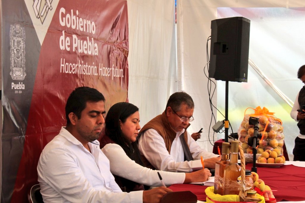 SDRGobPue's tweet photo. La Secretaría de Desarrollo Rural y su titular @analau_al, se suman al compromiso del gobernador @MBarbosaMX de abrir las las puertas del gobierno a la gente a través de las #JornadasDeAtenciónCiudadana.

#GobiernoQueSirvaAlaGente. https://t.co/bAvhy8Nyuk