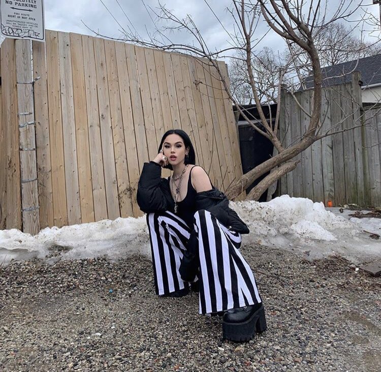 AUSTENP0WERZ's tweet photo. we got that beetlejuice vibe.. i guess someone said my name 3 times 🥴 https://t.co/QZxNQUtHHz