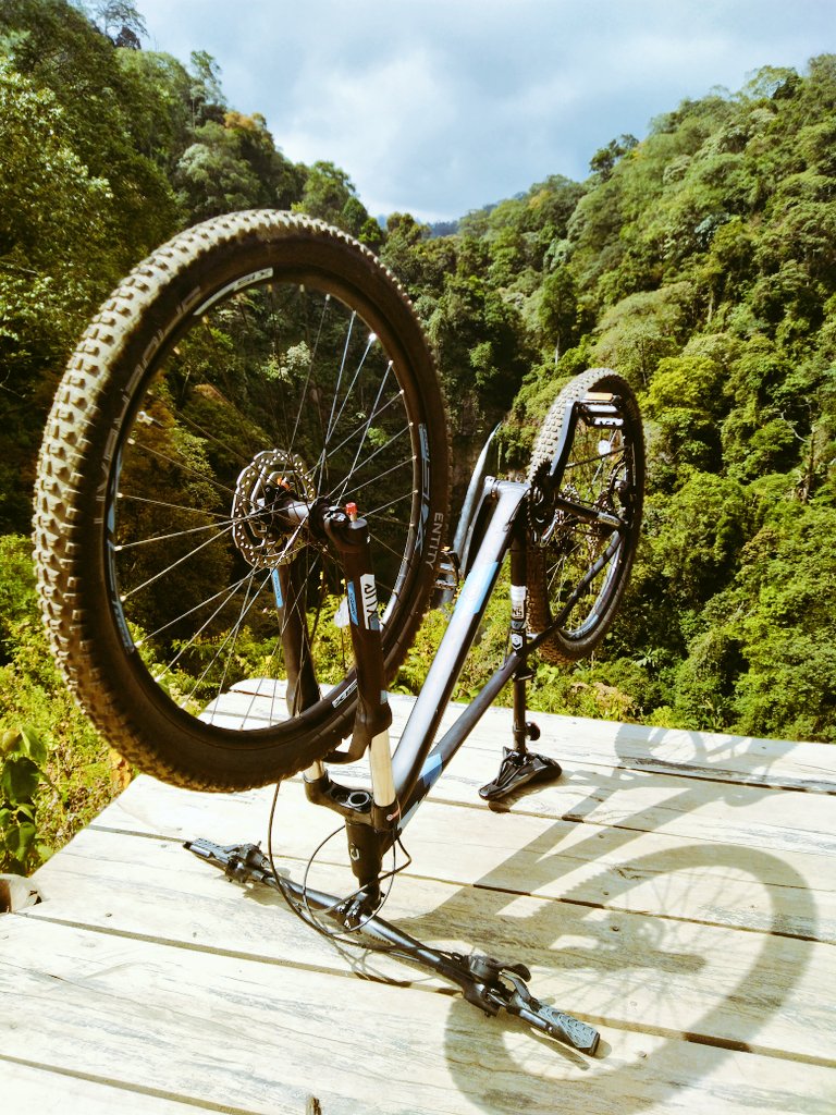 mas_kolik's tweet photo. Sederhana saja..
Apa pun yang membuat mu bahagia, tak perlu ragu, Lanjutkan! 
#mountainbike #mtbindo #xtrada6 #xtrada #cobanpelangi #gowes #malangkipa #twitterreceh #malang https://t.co/rWeLi013NK