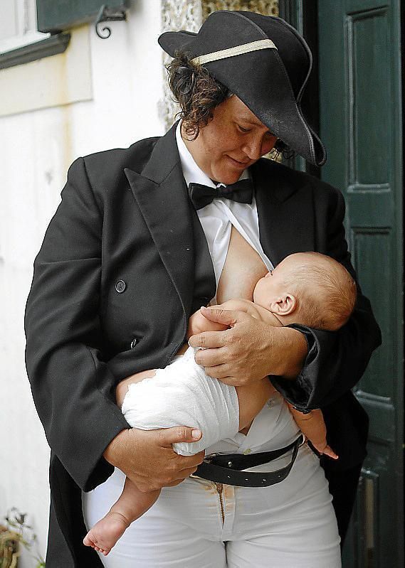 #sorprendeynosorprende...
Que la cavallera Maite Verger Cortés durante las fiestas de Sant Llorenç poco antes de la Missa de Caixers, diera el pecho a su bebé de dos meses, con toda naturalidad #GloriosSantLlorenç19 buff.ly/2KuzVYk