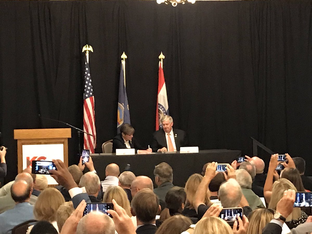 GovLauraKelly's tweet photo. What a truly historic day. Through collaboration with @GovParsonMO, we ended the border war. When we work together across the aisle, we can achieve so much. #GrowingTogetherKC https://t.co/XqqK53pLiN