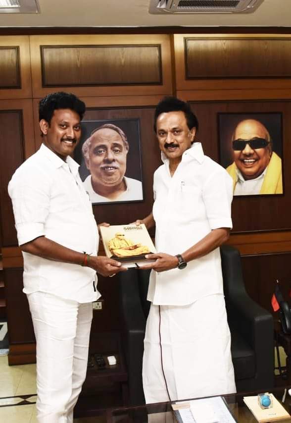 Anbil_Mahesh's tweet photo. அறிவாலயத்தில், முத்தமிழறிஞர் தலைவர் கலைஞர் அவர்களின் முதலாம் ஆண்டு நினைவு மலரை, கழக தலைவர் அவர்களிடம் பெற்றுக்கொண்டேன்! 🌄 #ThalaivarKalaignar #DMK https://t.co/xURFtdJs0O