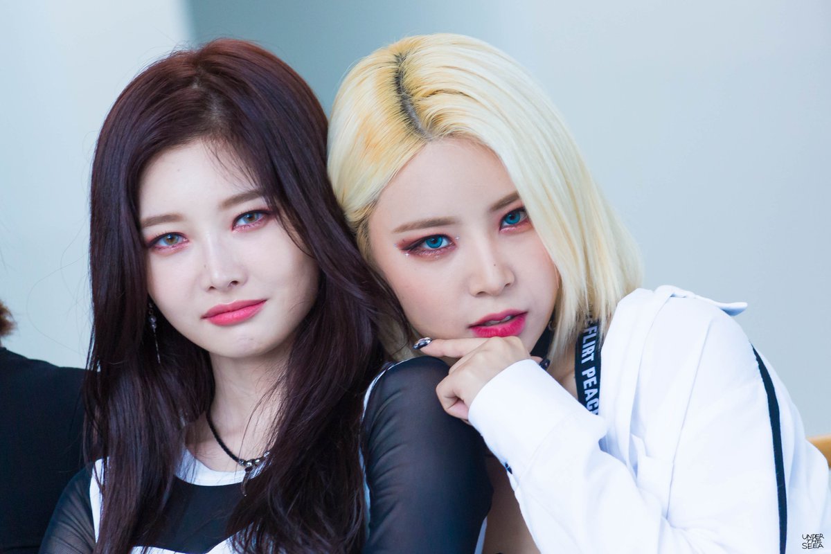 underthe_seea's tweet photo. 190812 쇼업 팬미팅  

심쿵리더 김희정 🐇
큐티섹시 강은영 💜👀

#핑크판타지 #PINKFANTASY
#SEEA #시아 #AINI #아이니 #ピンクファンタジー 
@pinkfantasy_kr https://t.co/mYeLodCk6k