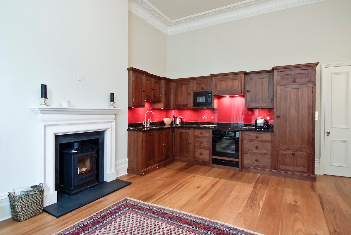 2 Double Bedrooms, rasied ground floor flat.
Earls Court Square, London, SW5
£895.00pw

There are fantastic high ceilings throughout, with wooden flooring in the reception area with a fine view of the communal gardens (of which you have access), and superb fully equipped kitchen.