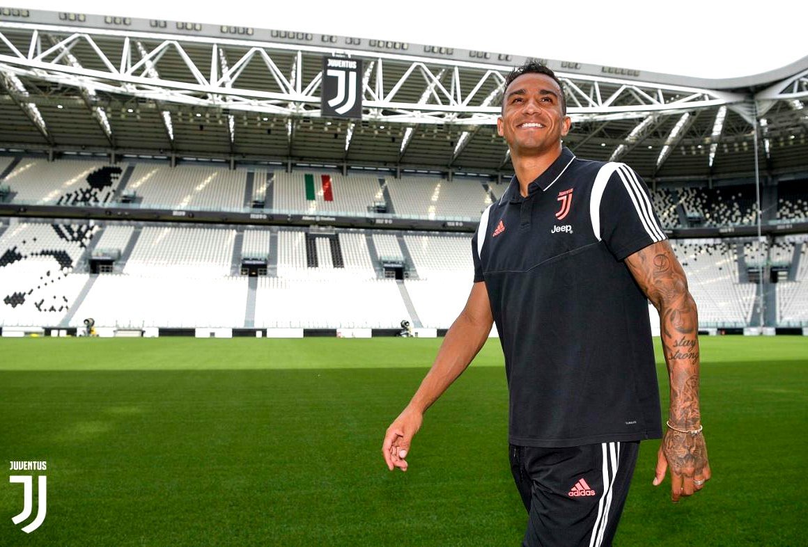 La_Bianconera's tweet photo. La conferma che la #Juve è un posto dal quale è difficile staccarsi! #Danilo si è presentato bene e ci ha fatto capire anche il perchè (per voce di Cristiano) chi in questi giorni è sulla ribalta del mercato faccia tanta fatica a lasciare la nostra famiglia!
#WelcomeDanilo! 💪🏁 https://t.co/4raIwXpzWa