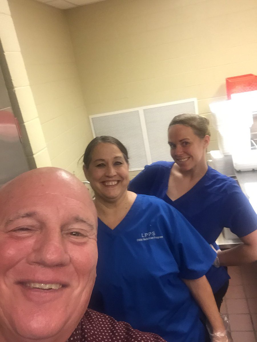 Happy Ladies serving delicious lunch at South Fork Ele!!!
⁦<a href="/LppsSfs/">LPPS SFS</a>⁩ ⁦<a href="/Livingston_PPS/">LivingstonPPS</a>⁩ ⁦<a href="/JoeMurphylpsb/">Joe Murphy</a>⁩