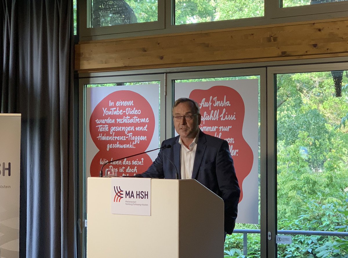 Direktor Thomas Fuchs (@MA_HSH) beim Sommerfest: „Wir müssen Regeln gegen Hass und Rechtsverletzungen im Internet durchsetzen“ - mit vielen netten Branchenvertretern in entspannter Atmosphäre. #Hamburg #meinePerle #plantenunblomen