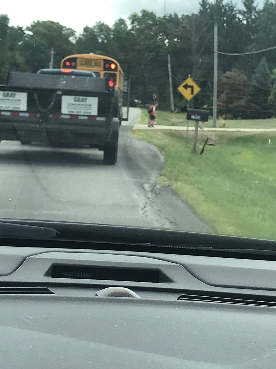 holla3000's tweet photo. School bus season is upon us. #SlowDown #middleoftheday #tfisthis https://t.co/sEjEqfxgZu