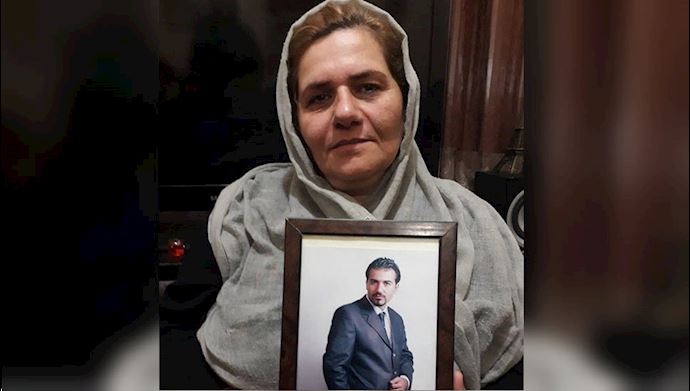 malinaazad's tweet photo. قطع تماسهای #فرنگیس_مظلوم فرنگیس مظلوم مادر زندانی سیاسی #سهیل_عربی با خانواده‌اش، از #زندان #اوین 
وی در تاریخ ۳۱تیر توسط نیروهای امنیتی بازداشت شده و هم‌اکنون در بند ۲۰۹زندان اوین زندانی است. سهیل عربی از ۱۶آبان ماه ۱۳۹۲ در بازداشت و در زندان اوین به‌سر می‌برد. 
#Iran https://t.co/Udjo9AgZHj