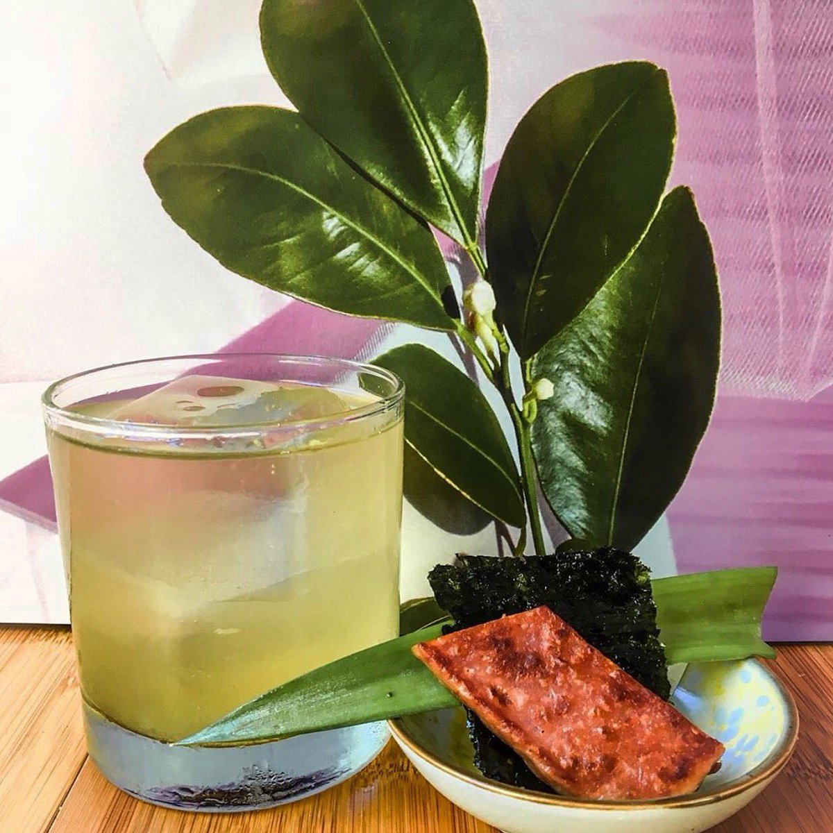 HDCdistillery's tweet photo. Now this is what we call an #oldfashioned! Visit @PAUmaui to see what @ginandjulep infused our craft vodka with.
🌿
#vodkacocktails #craftvodka #garnish #spam #nori #cheers #drinkoftheday https://t.co/CXQv2Bm18h