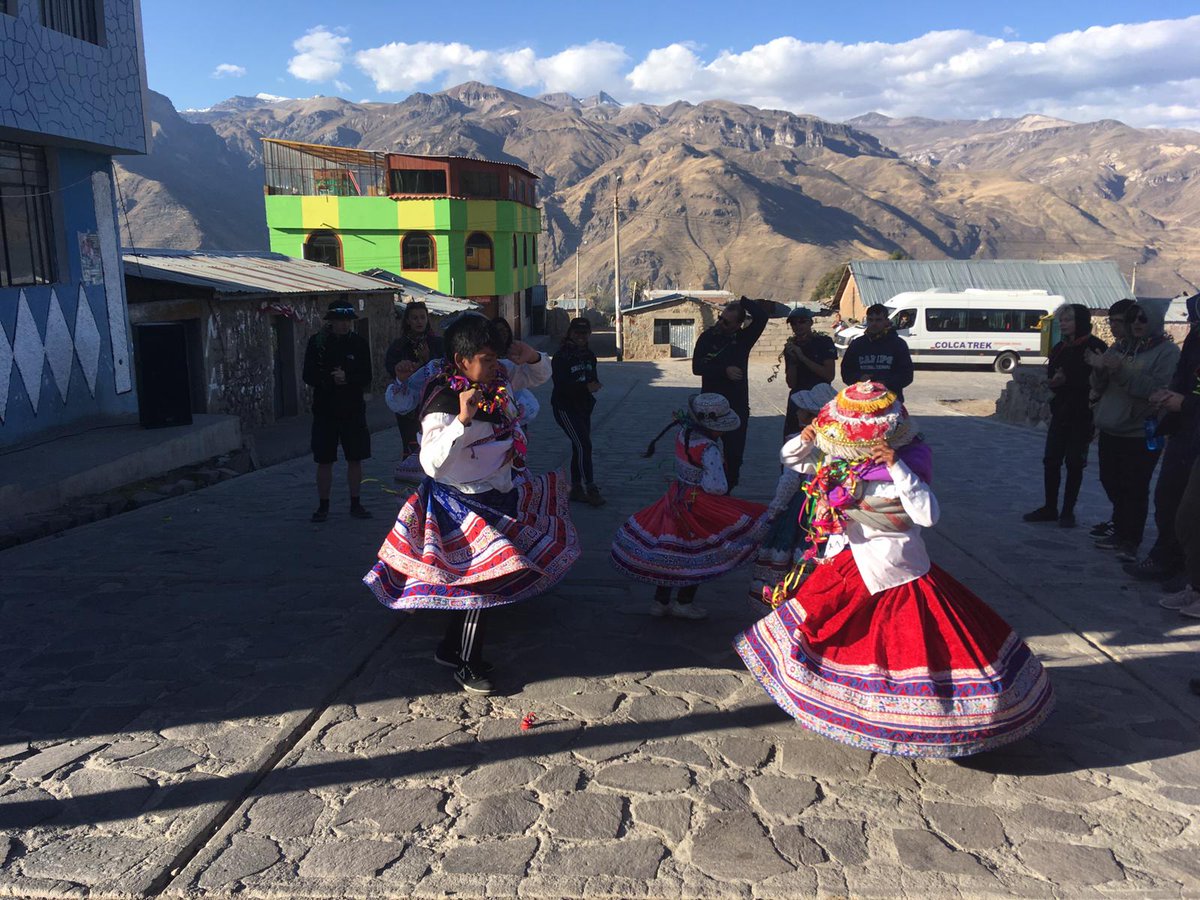 campperu's tweet photo. #TeamHuallaga getting to know the community at #CampColca😄 #DoSomethingAmazing #CampsEffect @CampsInt https://t.co/gpt1CxB7p3