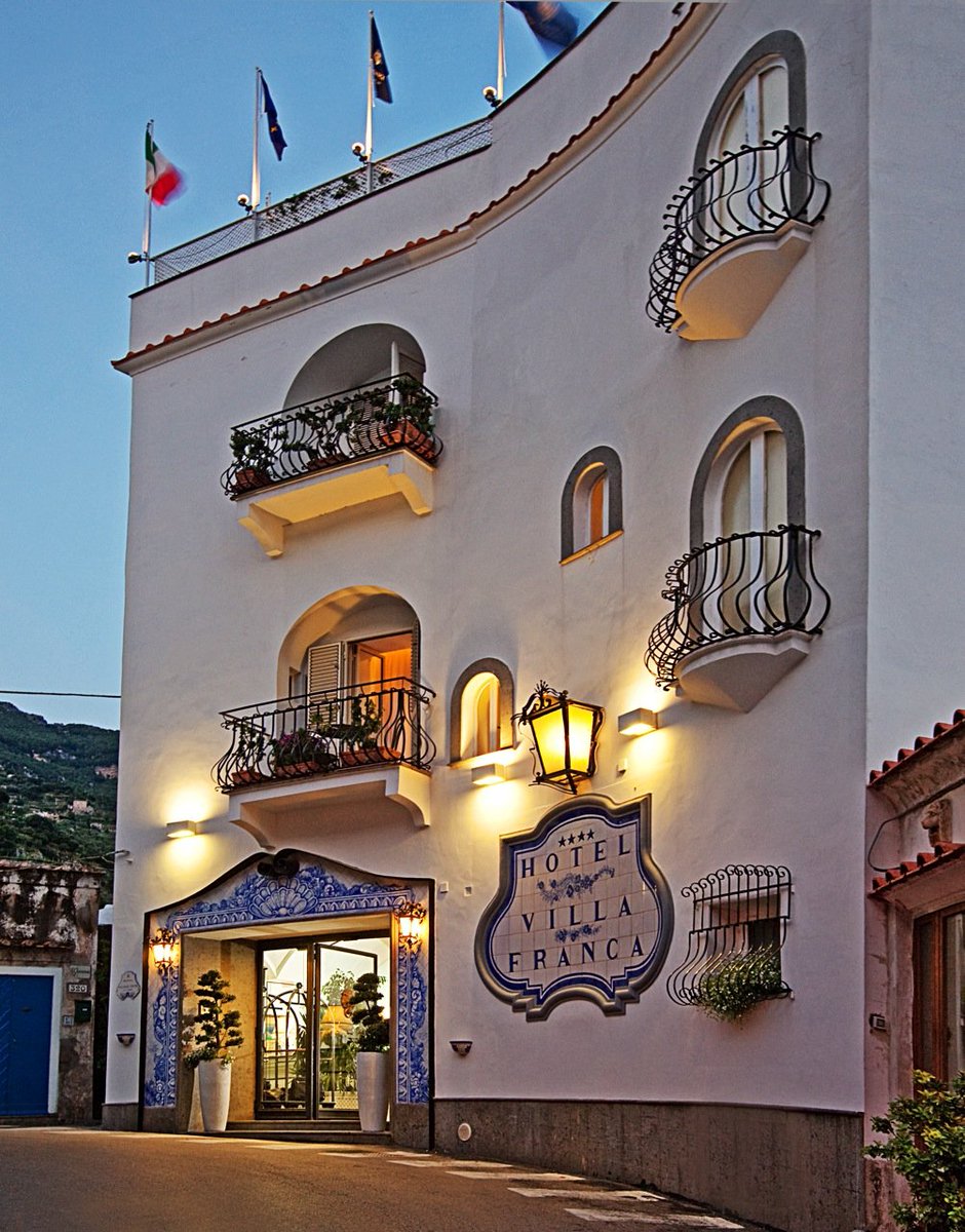 ClassicJrneys's tweet image. The famous #AmalfiCoast is known for many things: colorful houses and cliffside villages, overgrowing gardens filled with lemon and orange trees, beautiful hidden beaches, and the famous #hotelvillafranca where we stay on tour! 😍bit.ly/2H2Lt2M