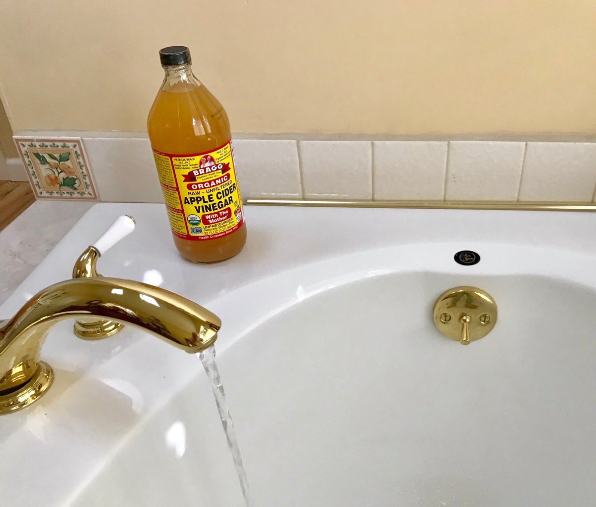 BraggLiveFoods's tweet photo. #BackToSchool exhaustion? Enjoy a detox bath by adding 2 cups of Organic ACV to your bath. This bath will leave your skin feeling soft, soothe skin irritations and also help restore the natural pH balance of your skin. #BraggLiveFoods #ACVBath #DetoxBath #AppleCiderVinegar https://t.co/YeW7gTgQgi