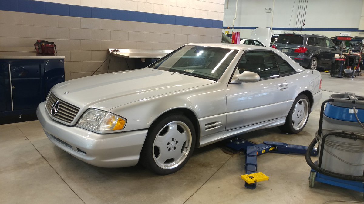 BenzBlogger's tweet photo. But there is no denying that it's hip to be square. ⬛⬜
#hueylewis #SL500 #monoblocks https://t.co/4YwGXNEagG