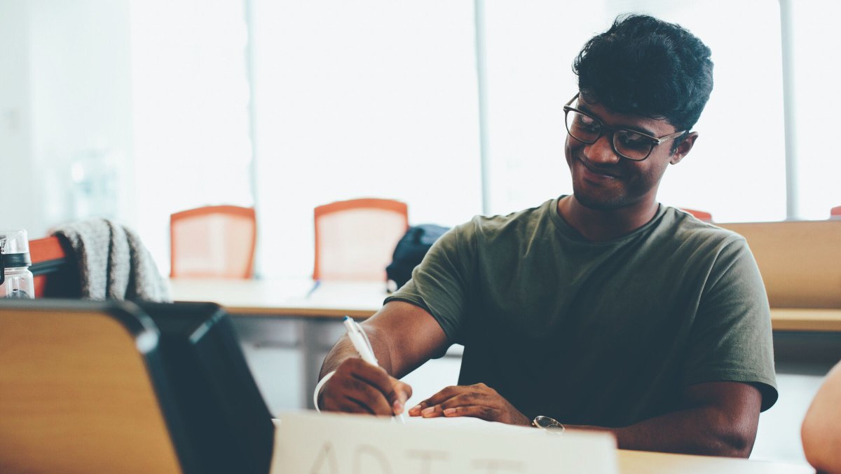 DRWTrading's tweet photo. It’s official – our 2020 campus full time and internship opportunities are now live. Check out https://t.co/mQbqSPQcG2 for everything you need to know about our program, perks, and process. #DRWEvolves https://t.co/DY8AehjNK7