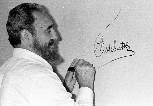 CubacooperaEcIb's tweet photo. #FidelCastro Nos enseñó a recurrir siempre a la historia, a ser audaces y a la vez realistas, y que lo que parece imposible se puede alcanzar si nos lo proponemos con firmeza y actuamos de manera consecuente...@embacuba_ecuad @CubacooperaEc @CubacooperaCu @Fernand76545111 https://t.co/DlKFwAUXuV