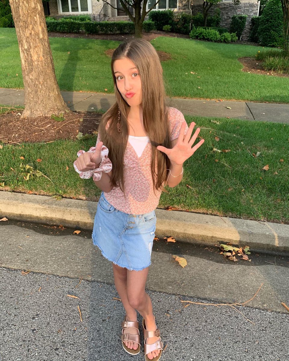 Tiffharwell's tweet photo. Slow. Your. Roll! Holy cow, 6th grade! Prayers for a wonder first day, my little #middleschool love! 🙏🏼💕 @truharwell #brandymelville #birkenstock https://t.co/SqF8wCH0cf