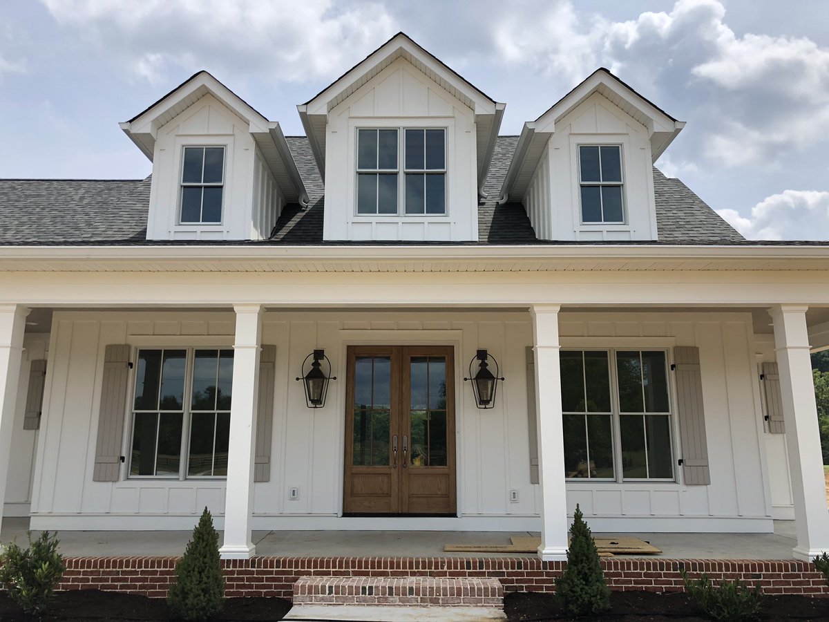 PellaChatt's tweet photo. Pella #Lifestyle Series Windows and patio doors in this Cleveland, TN home with Simulated-Divided-Light Grilles. This farmhouse is ready to be moved into! https://t.co/AtQ6UloDQo