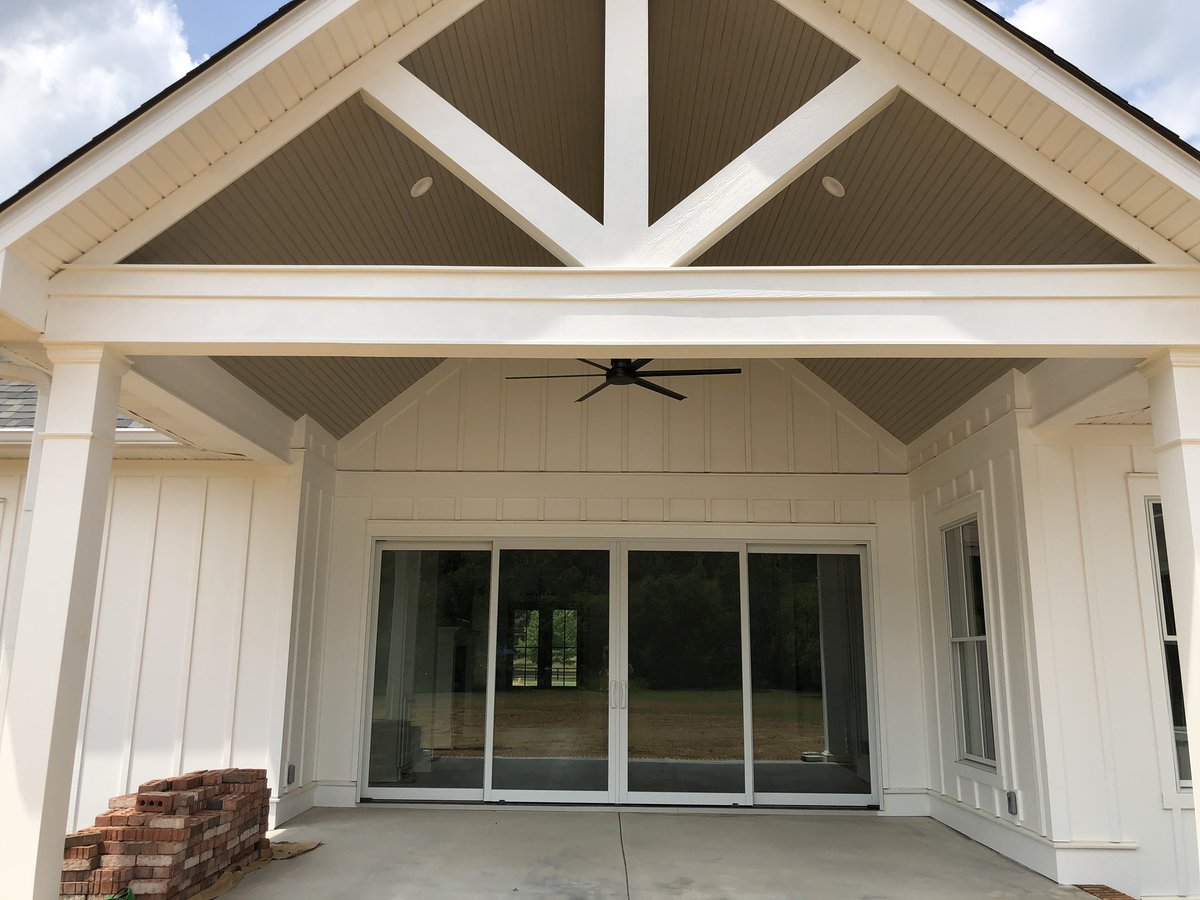 PellaChatt's tweet photo. Pella #Lifestyle Series Windows and patio doors in this Cleveland, TN home with Simulated-Divided-Light Grilles. This farmhouse is ready to be moved into! https://t.co/AtQ6UloDQo